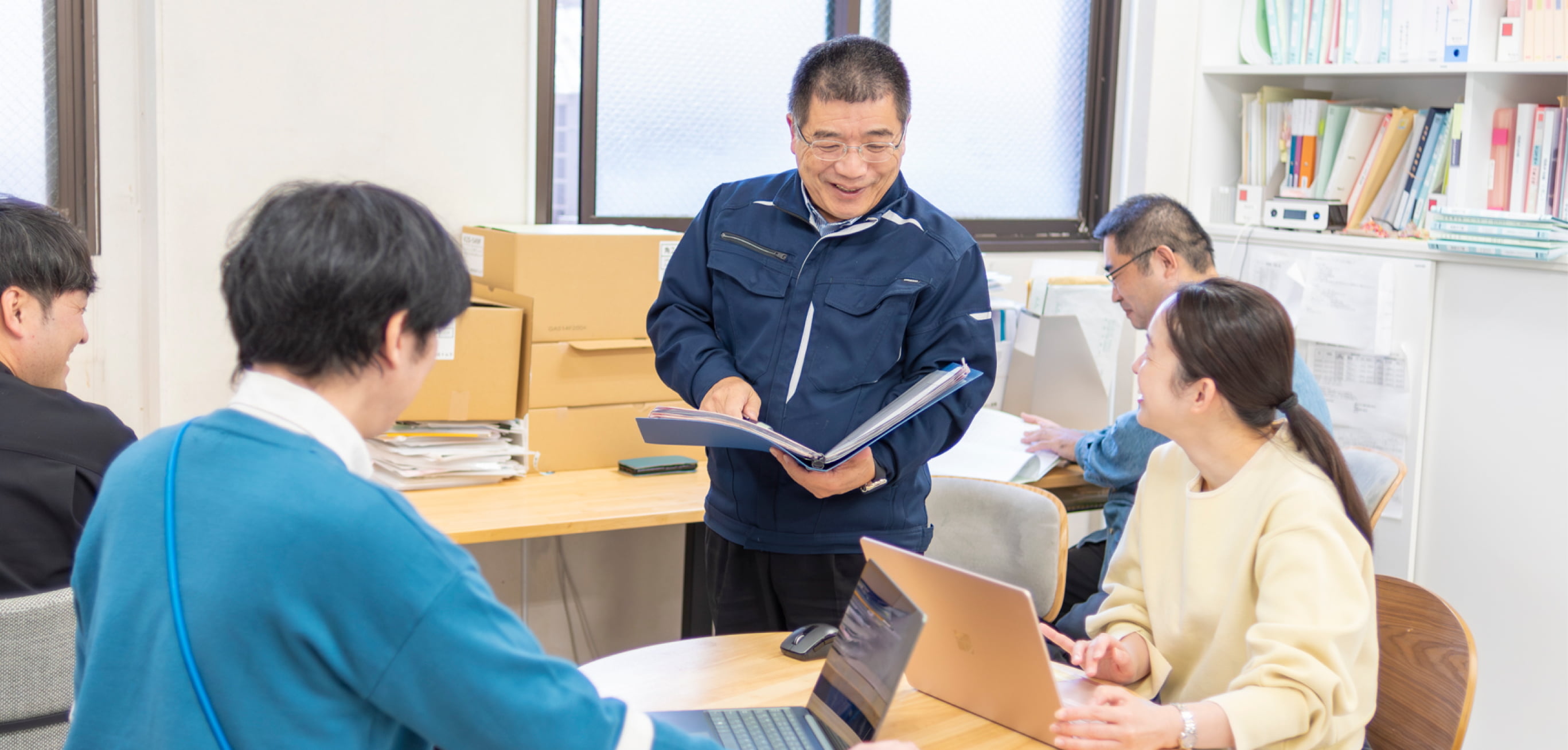 働く社員の様子